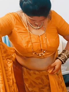 Saree cleavage bhabhi