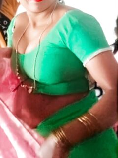 Aunty saree boobs