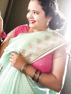 Neelima aunty saree boobs