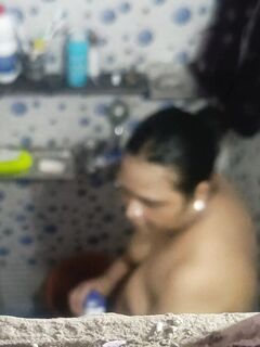 Son capture his mom bathing pic