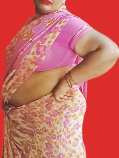 Desi aunty saree navel