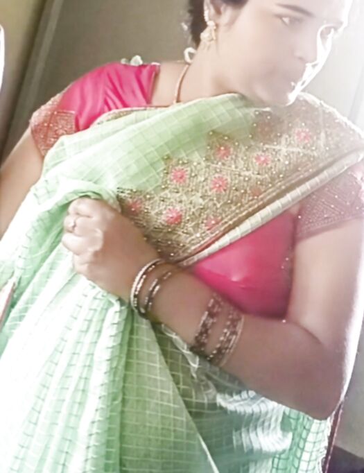 Desi village bhabbi saree navel expose