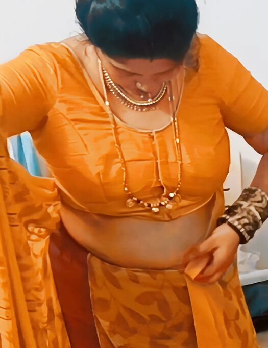 Saree cleavage bhabhi