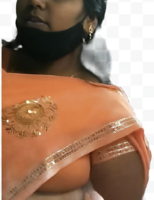 Aunty side boob