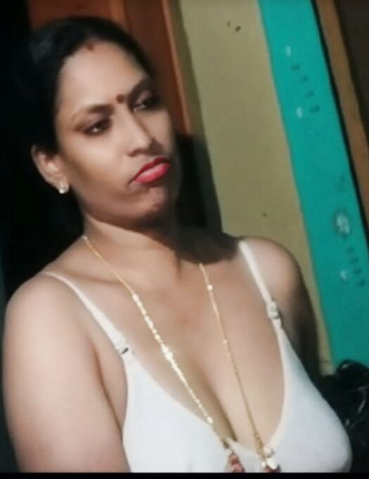 Aunty bra cleavage