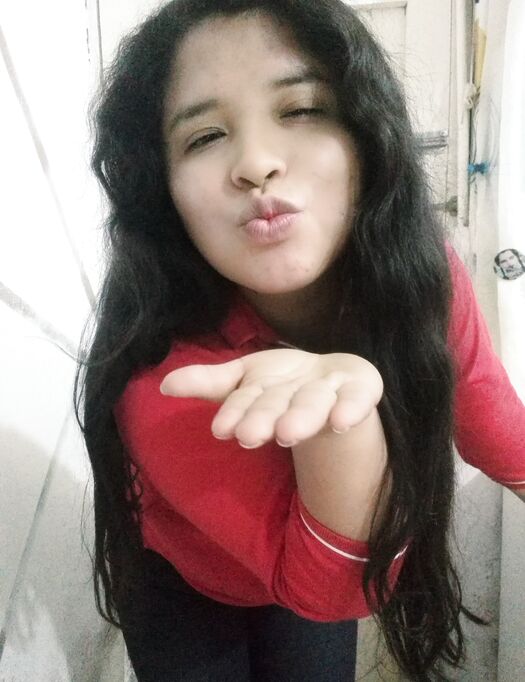Putita con hermosas piernas en fotos desnuda