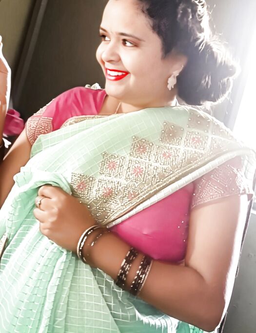 Neelima aunty saree boobs