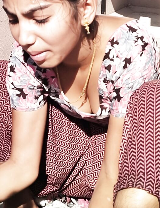 Bhabhi hot cleavage
