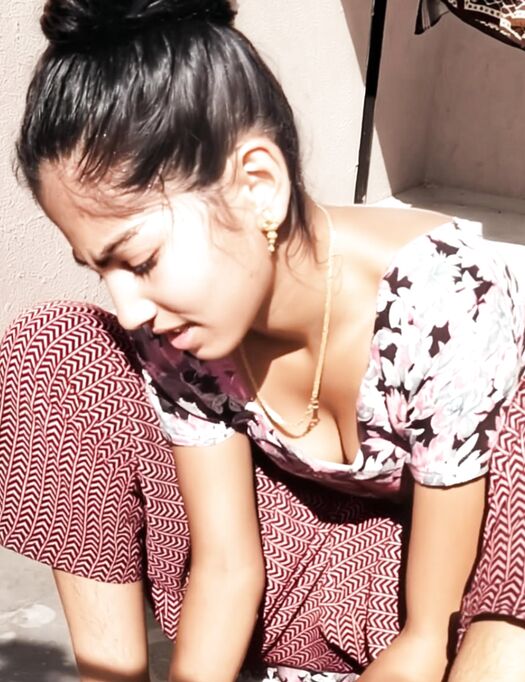 Anitha aunty deep cleavage