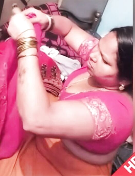 Aunty with out saree