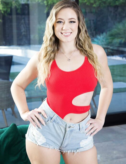 Wavy-haired Blondie River Lynn Masturbates In The Living Room photos (Will Pounder)