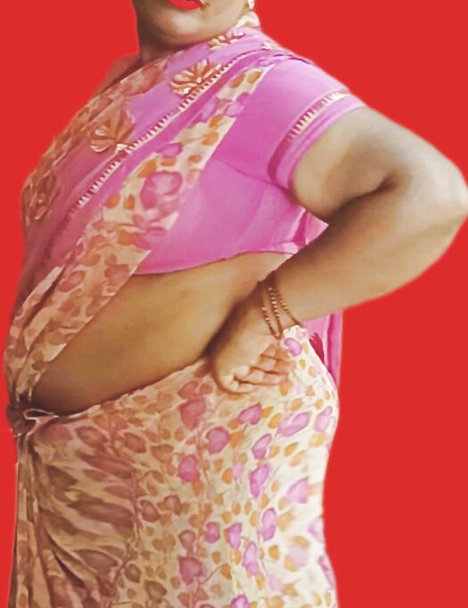 Desi aunty saree navel